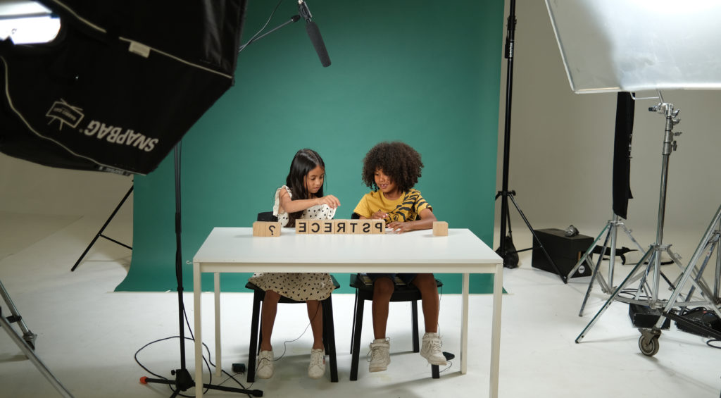 enfant cherchant mot respect cubes bois tournage studio Marseille